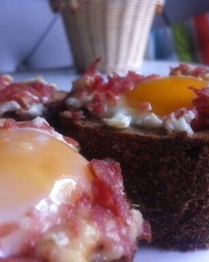 Яичница в хлебном стакане