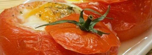 яичница в помидорах с колбасой и сыром. Шаг 6