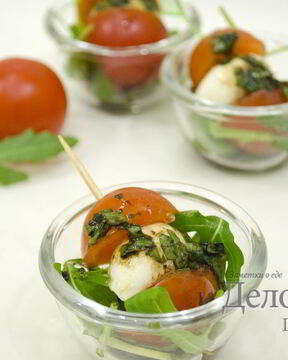 Закуска из моцареллы с помидорами на шпажках