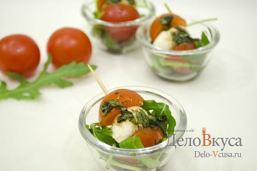 Рецепт закуски из моцареллы с помидорами на шпажках