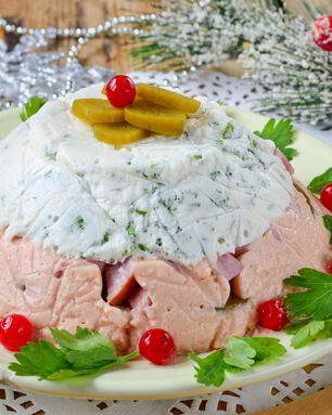 Двухцветное заливное с ветчиной и маринованными огурцами