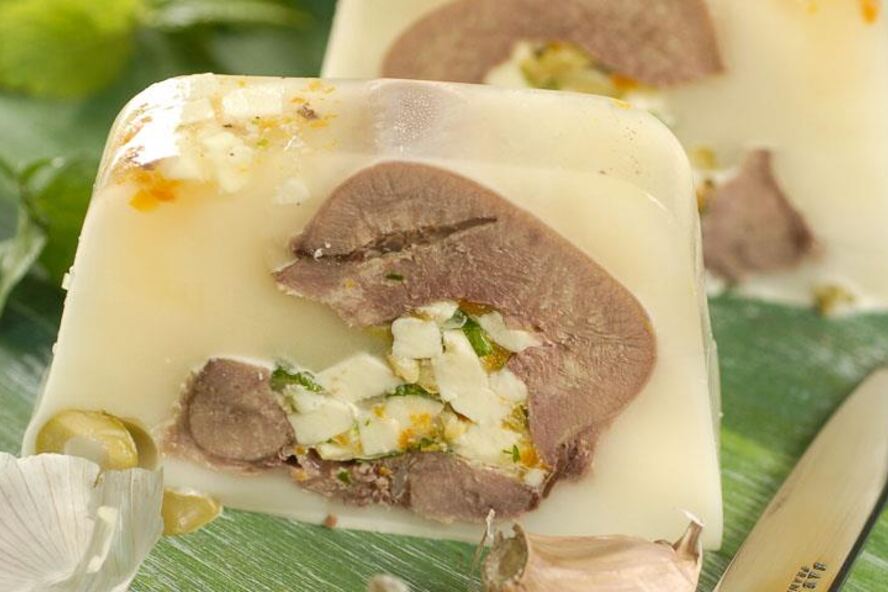 Рецепт заливного из фаршированного языка