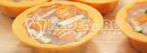 заливное из курицы новогоднее. Шаг 9