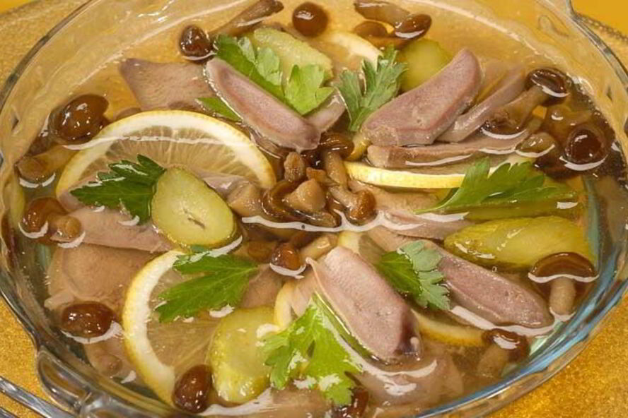 Рецепт заливного из свиного языка с опятами