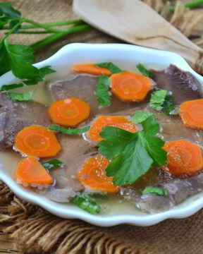 Заливное из свиного языка