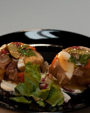 Заливное из телячьего языка с ржаным хлебом