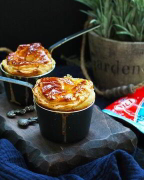 Жюльен с крышечками из слоеного теста