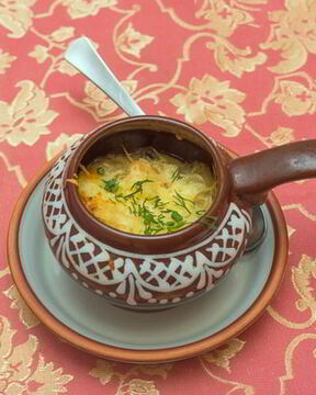 Жюльен с курицей и грибами в горшочках